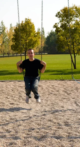 Ein Mann Auf Einer Schaukel Der Sich Wie Ein Kind — Stockfoto