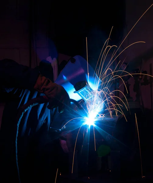 Spawacz Używa Palnika Robienia Iskier Podczas Produkcji Metalowego Sprzętu — Zdjęcie stockowe