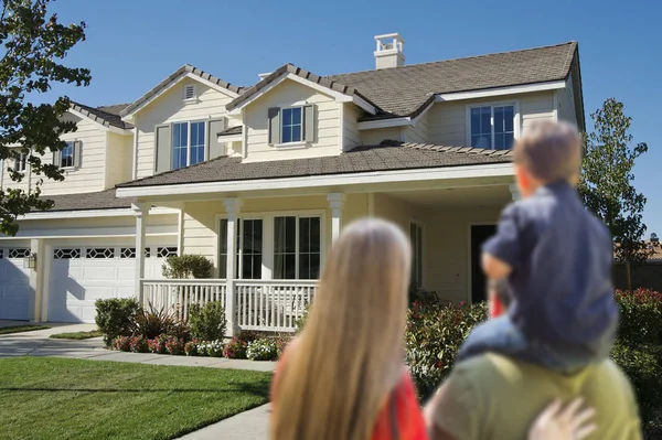 Familia Joven Mirando Una Hermosa Casa Nueva — Foto de Stock