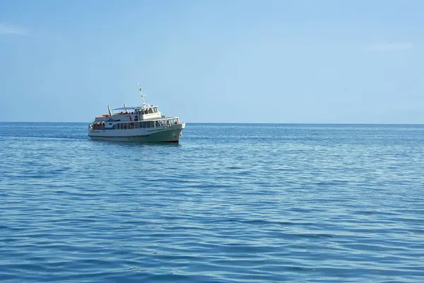 客船在黑海与游客在海上 每天散步 — 图库照片