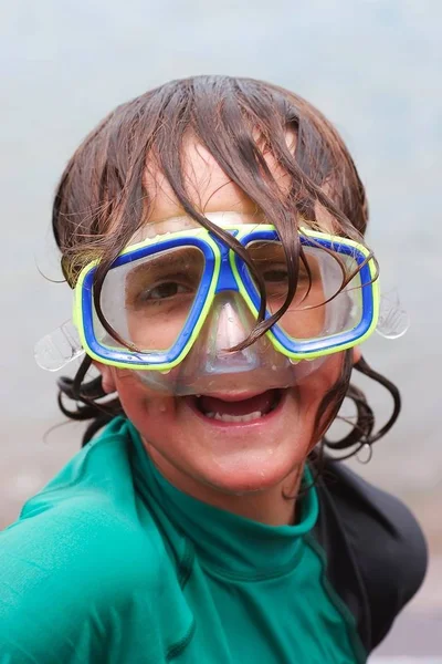 潜水面罩上看起来像一种权利的男孩笨蛋 — 图库照片