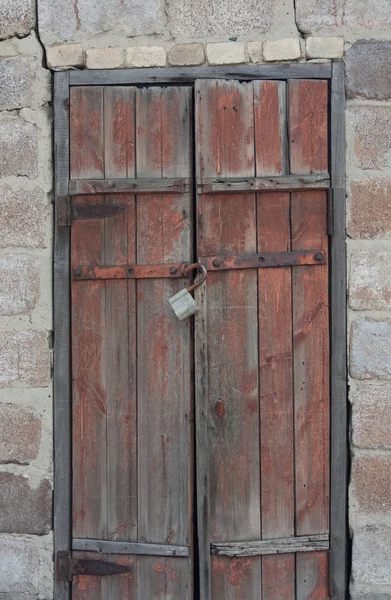 古い木製のドアを開いた南京錠付き — ストック写真