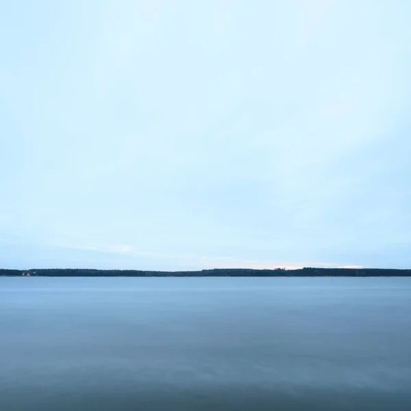 曇り空の青い湖自然シリーズ — ストック写真