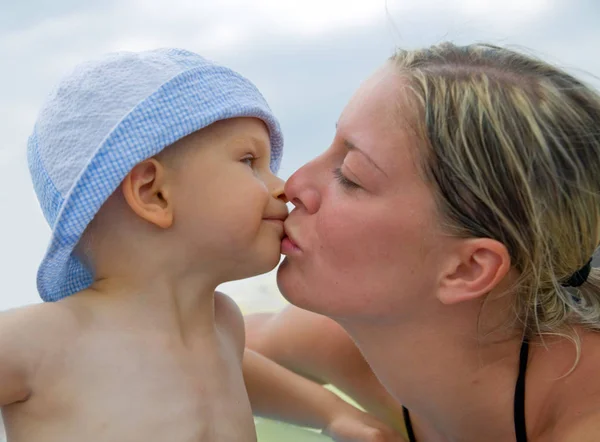 Jovem Mãe Beijando Seu Pequeno Filho — Fotografia de Stock