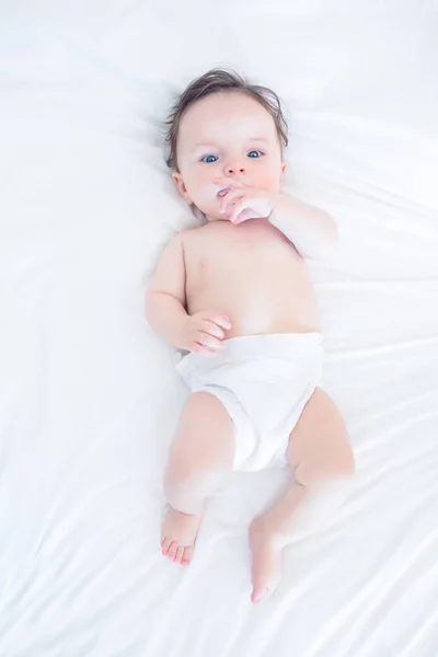 Full Längd Oskyldiga Baby Med Finger Munnen Liggande Sängen — Stockfoto
