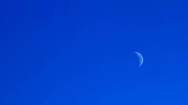 Lune Devant Beau Ciel Bleu — Photo