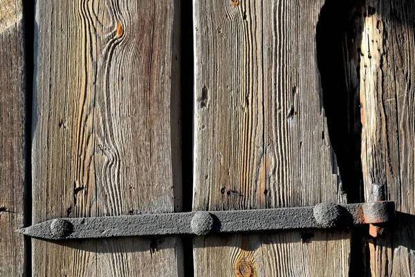 Handsmidda Gångjärn Gammal Trädörr — Stockfoto