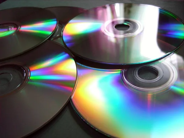 Nahaufnahme Von Compact Disks Mit Farbreflexionen — Stockfoto