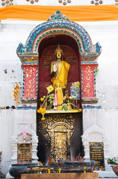 Staande Boeddhabeeld Een Stoepa Wat Ket Chiang Mai Thailand — Stockfoto
