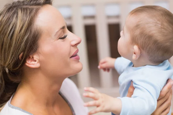 Oldalnézetből Szerető Anya Gazdaságban Baby Otthon — Stock Fotó