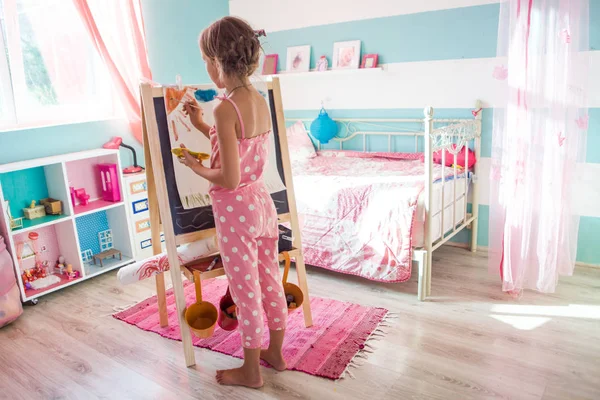 Niño Años Dibujando Sobre Caballete Habitación Infantil Casa — Foto de Stock