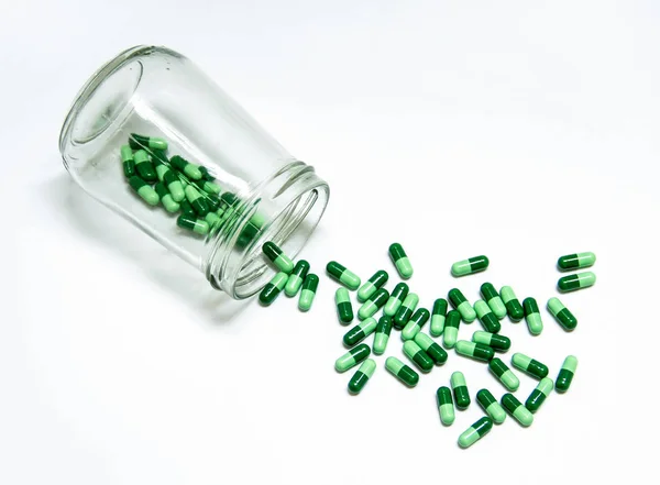 Cápsula Verde Medicamento Estava Derramando Vidro Garrafa — Fotografia de Stock