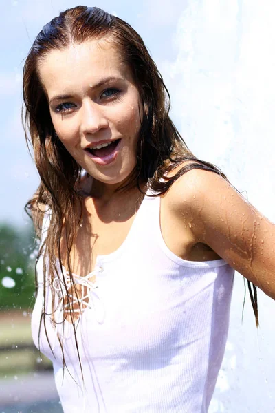 Joven Mujer Feliz Mojada Bajo Lluvia — Foto de Stock