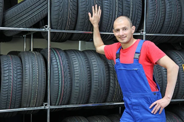 Ein Vertrauensvoller Arbeiter Einer Reifenwerkstatt Hinweis Leichte Unschärfe Besten Bei — Stockfoto