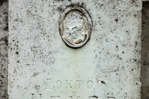 Antigua Lápida Con Retrato Dañado Persona Enterrada — Foto de Stock
