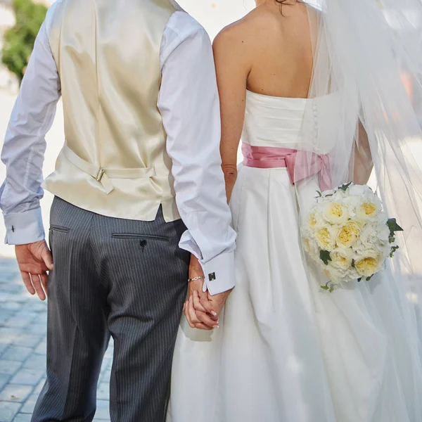 Novia Elegante Novio Posando Juntos Aire Libre Día Boda — Foto de Stock