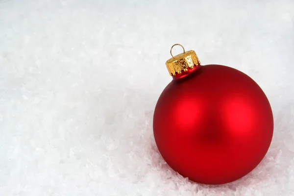 Red Christmas Bauble Sitting Bed Snow — Stock Photo, Image