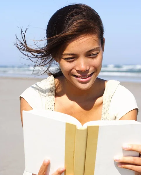 Imagen Franca Una Mujer Leyendo Libro Playa — Foto de Stock