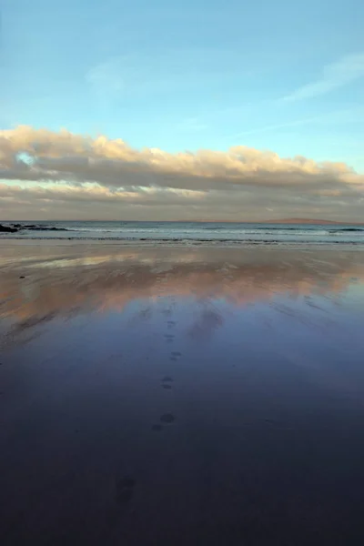 Empreintes Pas Vers Les Vagues Avec Réflexion Écraser Sur Ballybunion — Photo