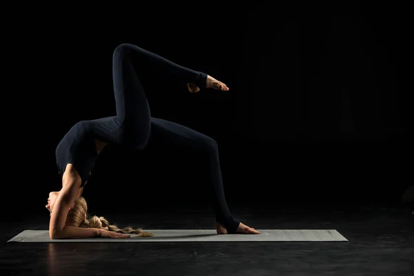 Mujer Practicando Yoga Realizando Pose Puente Sobre Esterilla Yoga —  Fotos de Stock