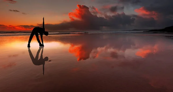 누군가가 그들의 해변에 자신의 왼쪽된 만지고 절곡의 실루엣 — 스톡 사진