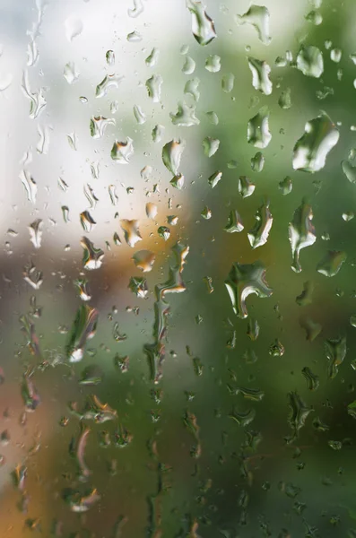 窓に雨水滴のマクロショット 選択的な焦点 — ストック写真