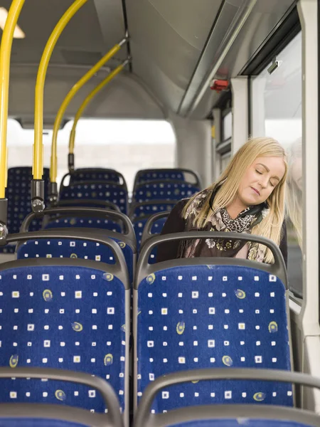Mujer Joven Durmiendo Autobús — Foto de Stock