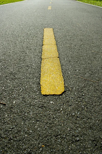 Una Línea Amarilla Pintada Una Carretera — Foto de Stock