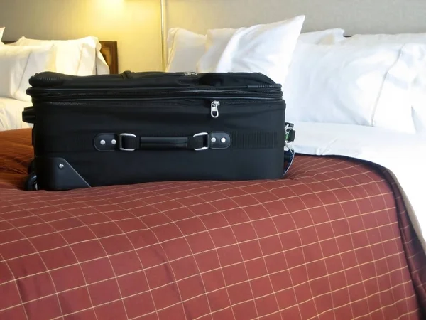 Багаж Кроватях Номере Отеля — стоковое фото