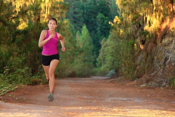 Atleta Corriendo Por Carretera Forestal Espacio Para Copiar China Asiático — Foto de Stock