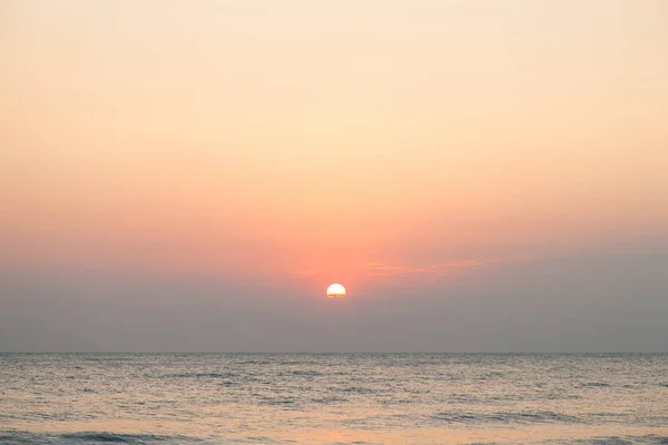 Ηλιοβασίλεμα Μπροστά Στη Θάλασσα Πρωί Της Ημέρας Φωτεινούς Ηλιόλουστους Ουρανούς — Φωτογραφία Αρχείου