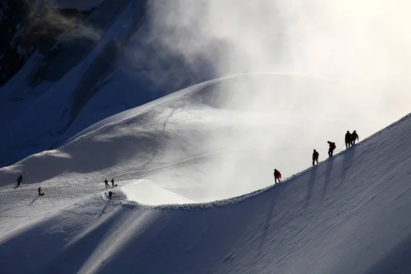 Eine Gruppe Von Alpinisten Auf Dem Weg Zum Montblanc Morgengrauen — Stockfoto