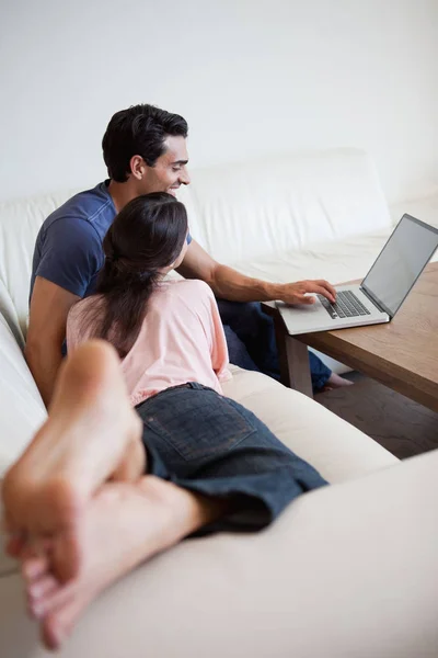 View Couple Using Laptop Living Room — Stock Photo, Image