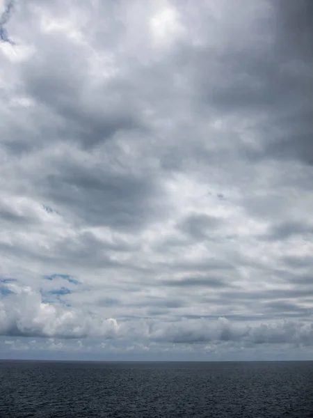 Wndy Wolken Abendhimmel Über Dem Atlantik — Stockfoto