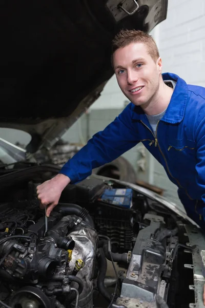 Portrét Mladého Muže Mechanik Opravovat Motor Garáži — Stock fotografie