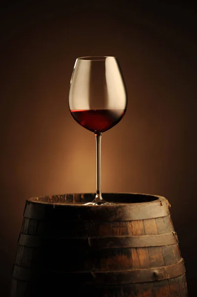 Copo Vinho Tinto Barril Wodden — Fotografia de Stock