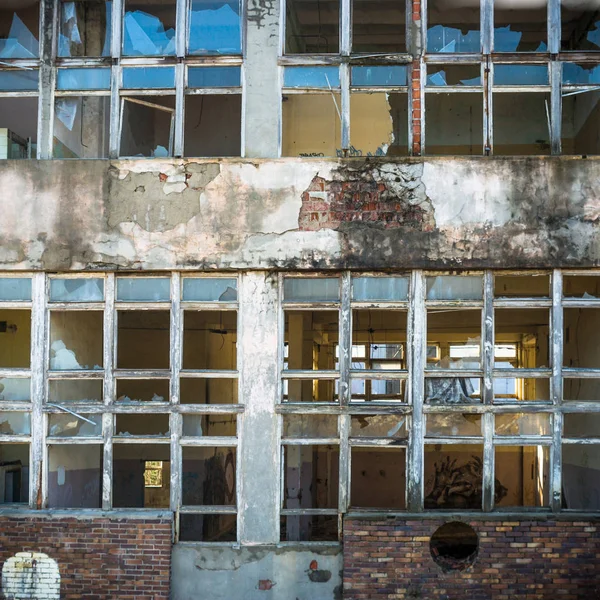 Ruina Desechada Con Ventanas Paredes Viejas Ventana Industrial Muro Hormigón — Foto de Stock