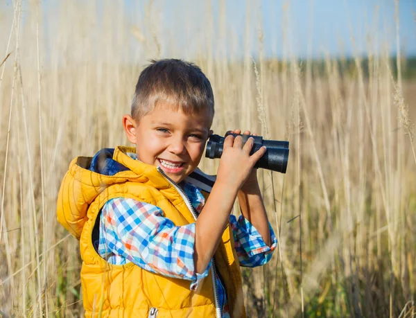 年轻的男孩儿童假装资源管理器中冒险 Safari 和玩游戏户外双筒望远镜和布什的帽子 — 图库照片