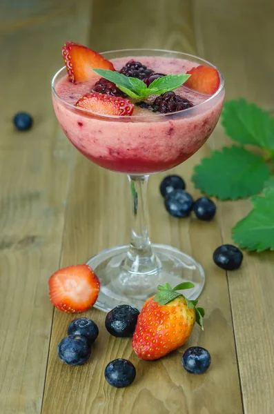 Frambozen Smoothie Met Verse Bessen Een Houten Tafel — Stockfoto