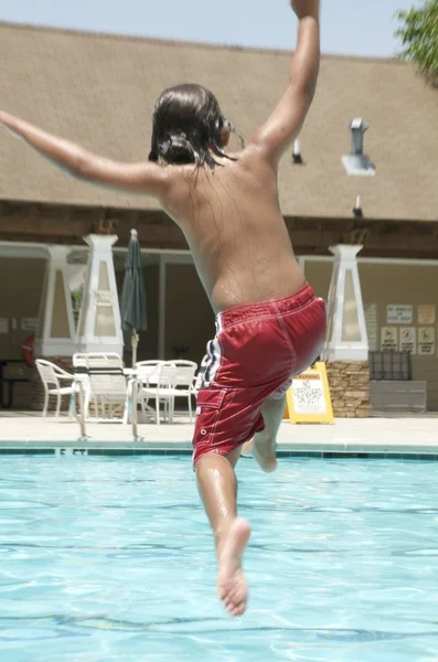 Niño Saltando Piscina — Foto de Stock