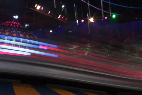 Χρώματα Νύχτας Φώτα Λούνα Παρκ Κίνηση Φως Μονοπάτια Αργή Ταχύτητα — Φωτογραφία Αρχείου