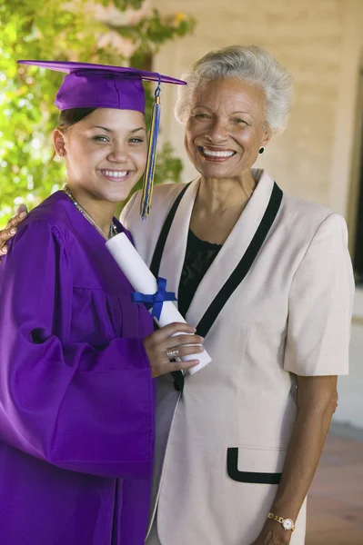 Donna Laureata Con Nonna Sorridente — Foto Stock