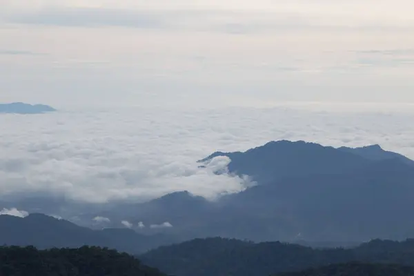 高山と朝雲空 — ストック写真