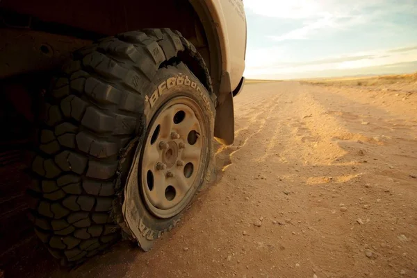 平的轮胎在纳米比亚沙漠 Sossusvlei — 图库照片
