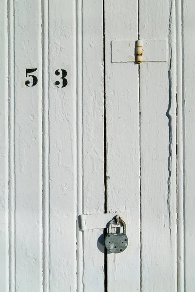 Λεπτομέρειες Από Παλιά Λευκή Ξύλινη Πόρτα Λουκέτο — Φωτογραφία Αρχείου
