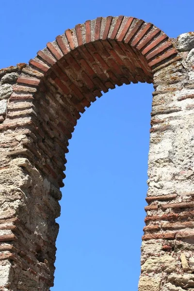 Antico Arco Murato Sullo Sfondo Del Cielo — Foto Stock