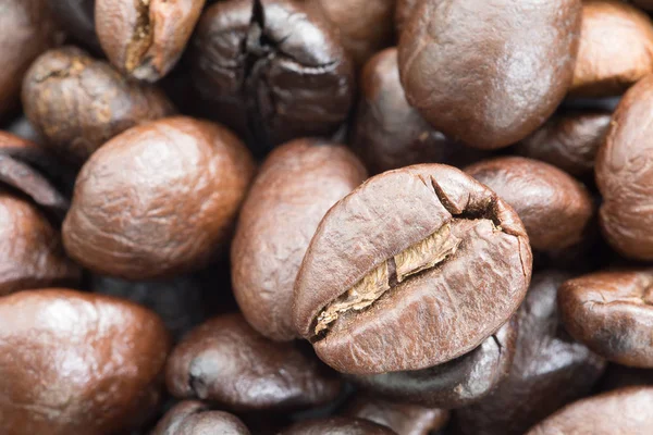 Stäng Upp Högen Rostade Brun Kaffebönor — Stockfoto