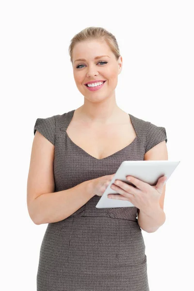 Mujer Usando Una Computadora Digital Contra Fondo Blanco — Foto de Stock