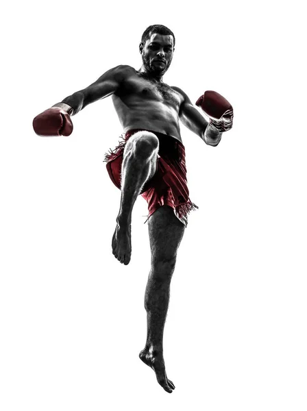 Caucasiano Homem Exercitando Tailandês Boxe Silhueta Estúdio Fundo Branco — Fotografia de Stock