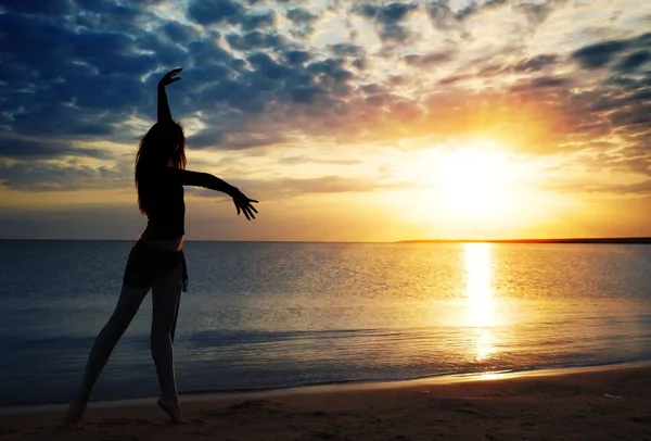 Dancing Lady Utomhus Solnedgången Vid Havet — Stockfoto